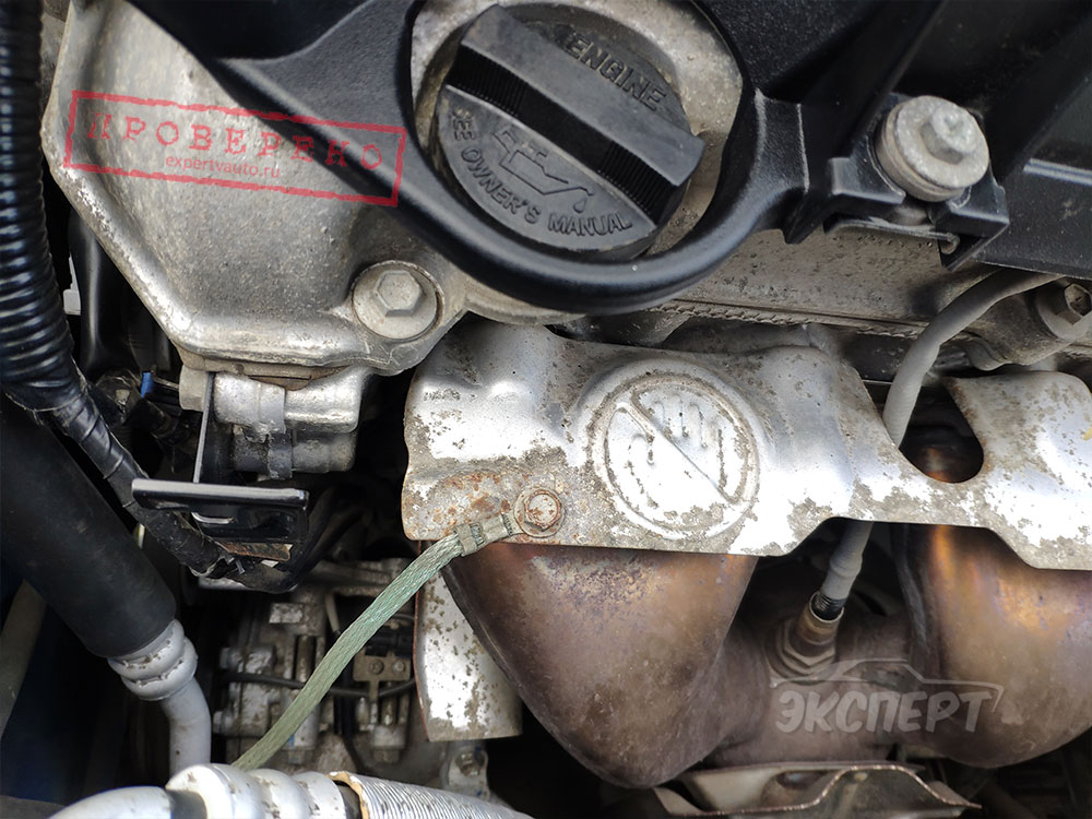 На двигателе видны следы масла Suzuki SX4