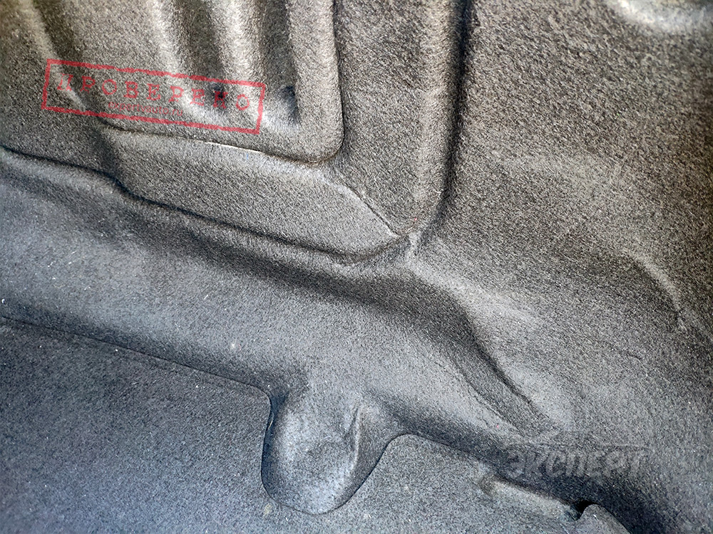 Замята обшивка багажника Chevrolet Camaro VI