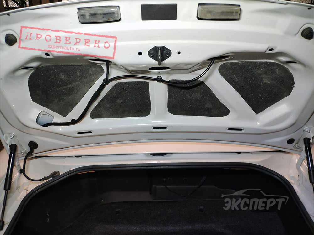 Проклеена шумозащита, но отсутствует обшивка на крышке багажника Mazda MX-5 Hard Top NC