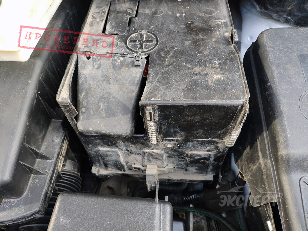 Сломана крышка аккумулятора и отремонтирована стяжками Peugeot Partner 2