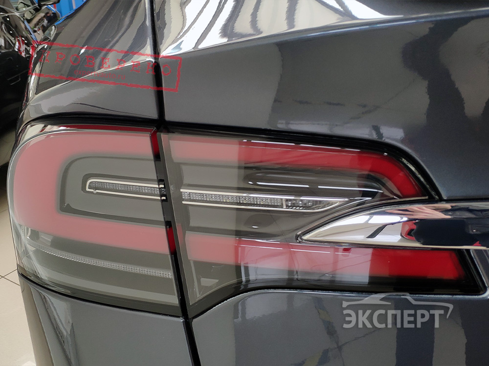 Зазор заднего фонаря и крышки багажника Tesla Model X