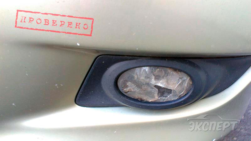Разбитая противотуманная фара Mazda 3 BK hatchback
