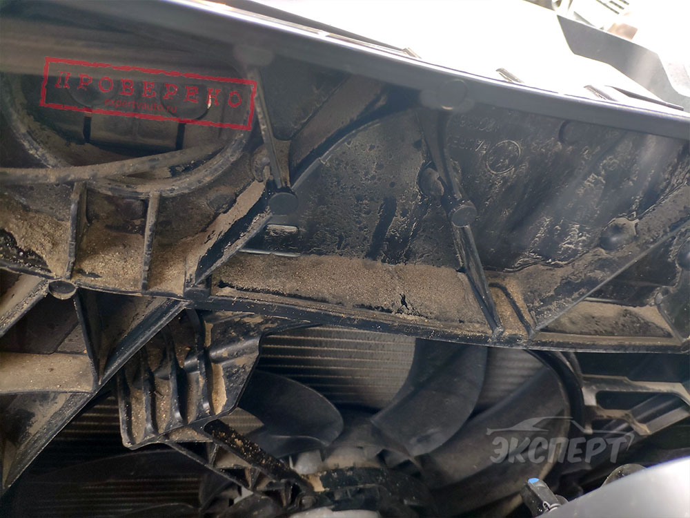 Видны подтеки антифриза на панели Audi Q5 8R