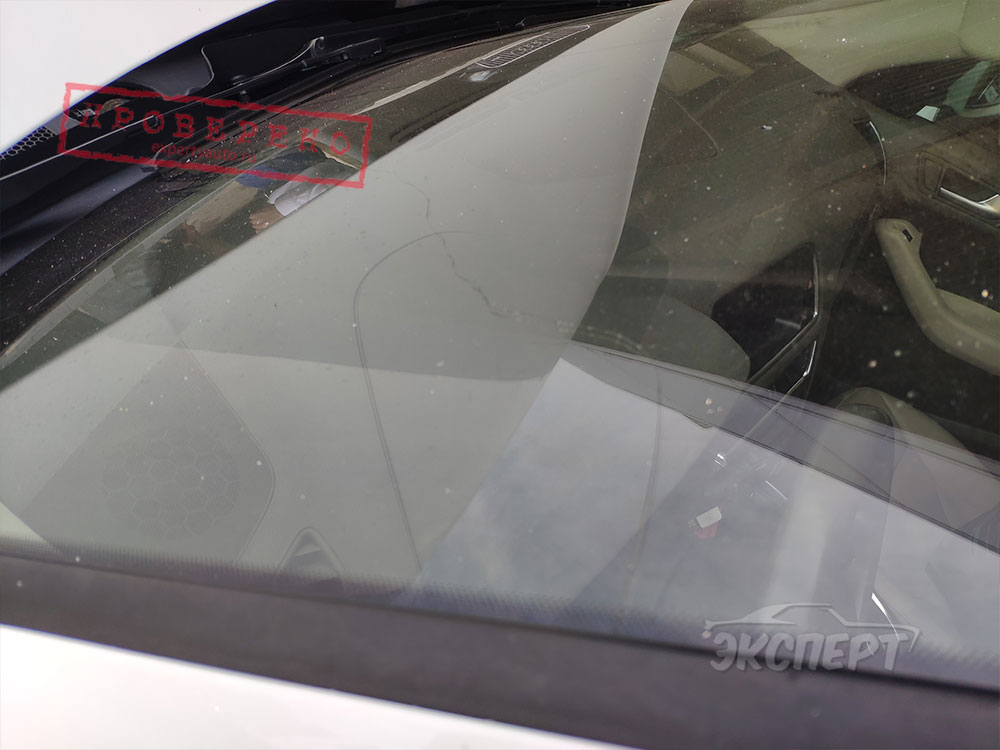 Лобовое стекло треснуто Audi Q5 8R