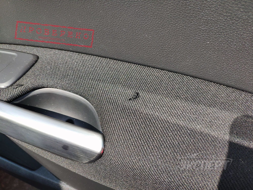 Обшивка двери порвана Peugeot 408