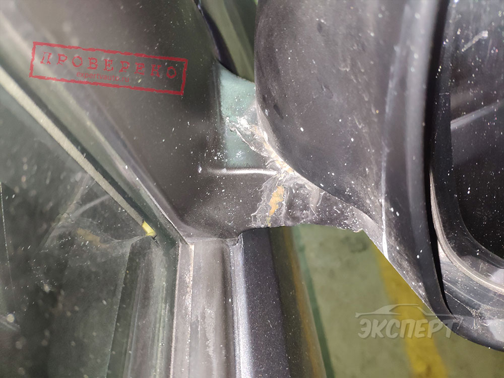 Зеркало было сломано. На фото видны следы пайки и шпаклевка Suzuki Grand Vitara