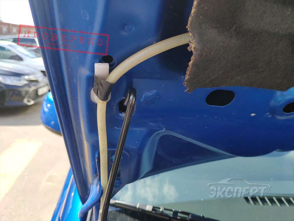 Трубка омывателя стекла держится на изоленте Suzuki SX4