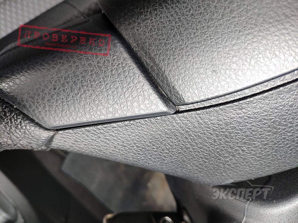 Вместо подушки стоит заглушка, которая установленна не по зазорам Toyota Corolla E160