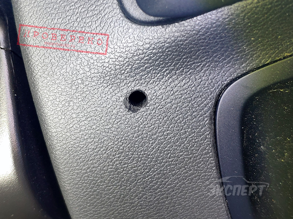 Отверстие для съема подушки безопасности водителя Chevrolet Camaro VI