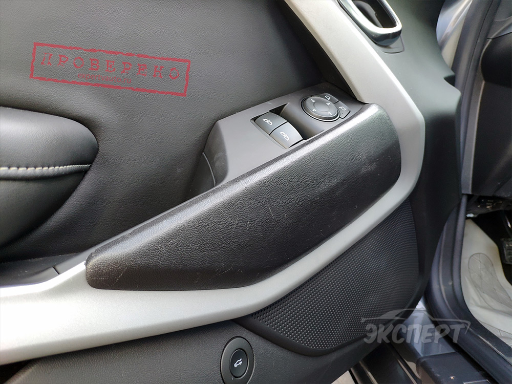 Обшивка дверей царапина Chevrolet Camaro VI