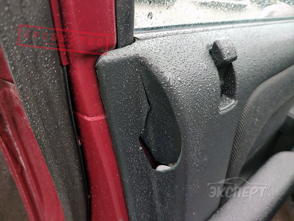 Обшивка двери сломана Honda CR-V 2