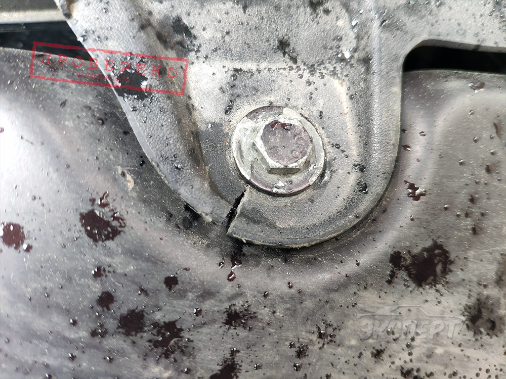 Подкапотный пластик сломан у крепления Jaguar XF