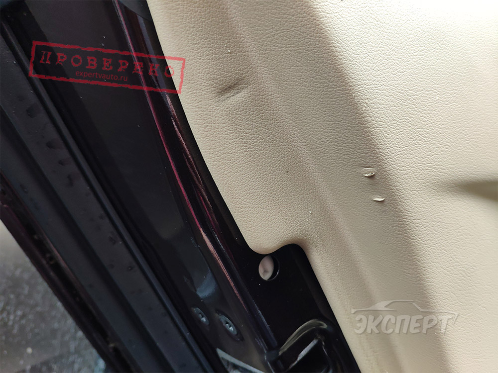Повреждение на обшивке задней двери Jaguar XF