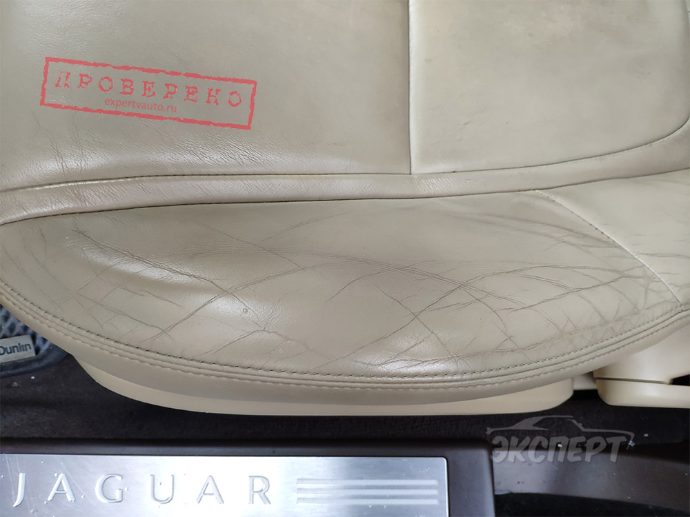 Трещины на водительском сиденье Jaguar XF