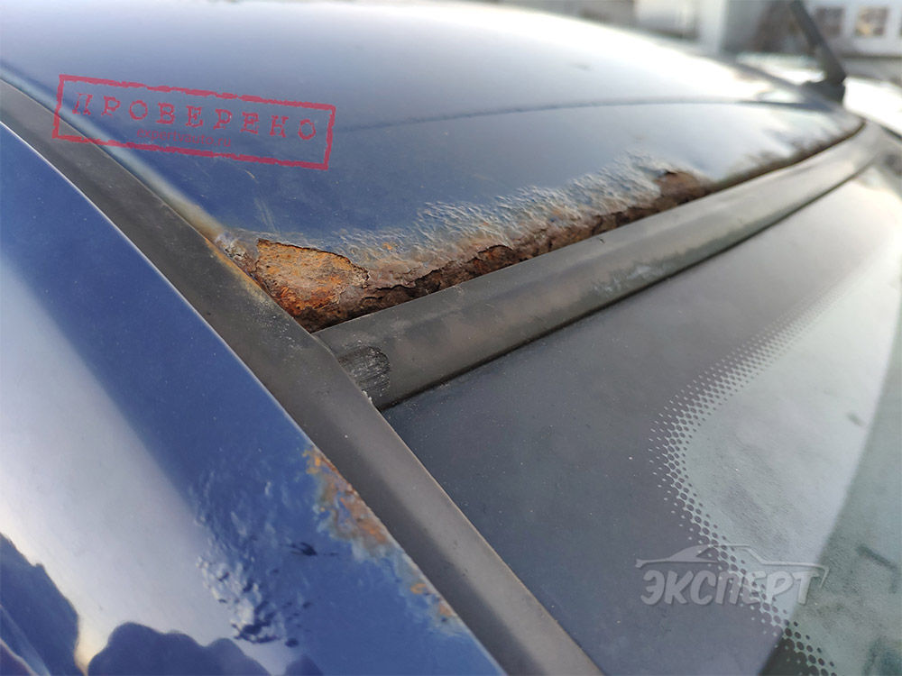 Ржавчина на крыше у лобового стекла Renault Logan