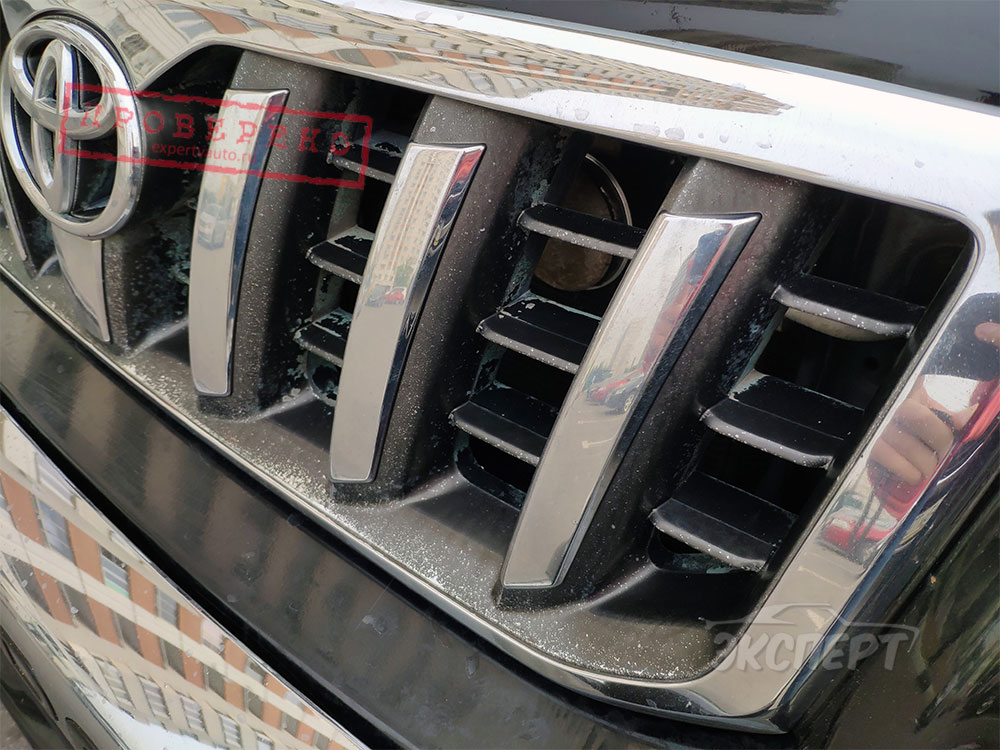 Хром начал облазить на решетке радиатора Toyota Land Cruiser Prado 120