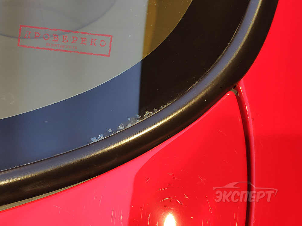 Стекло плохо приклеено, видны пузыри на герметике Ferrari 550 Maranello