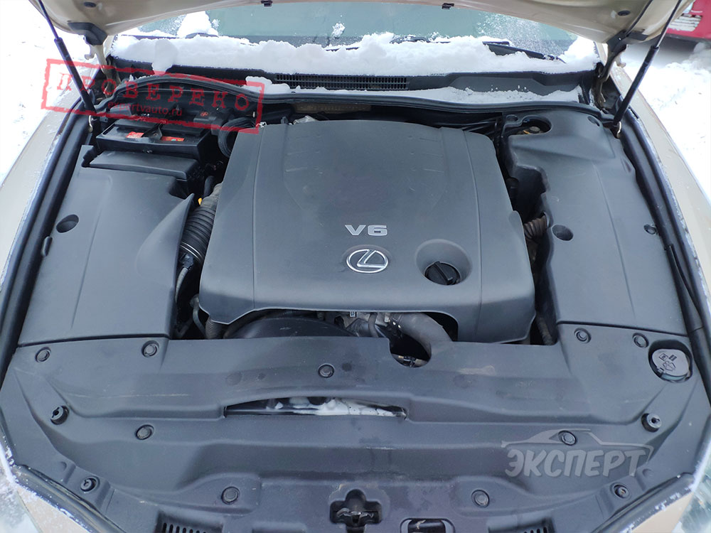 Под капотом пластик Lexus IS 250