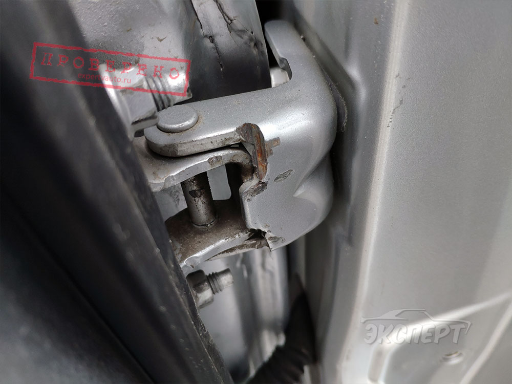 Дверь пилилась. Видны следы сварки и герметика на крыле Nissan Almera G15