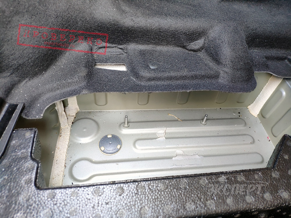Ниша в багажнике пустая Chevrolet Camaro VI