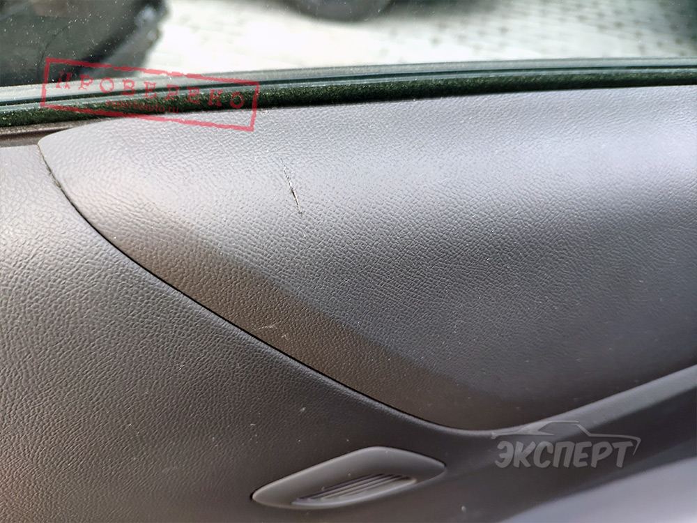 Обшивка дверей повреждена Chevrolet Camaro VI
