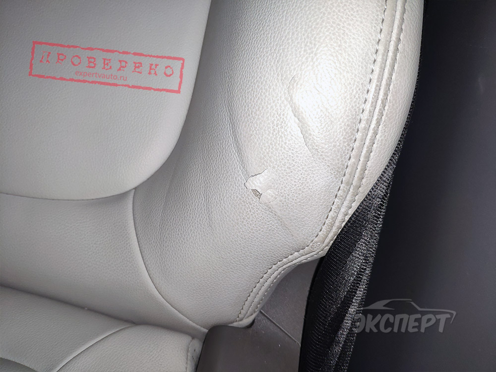 Трещины на сиденье Jaguar XE