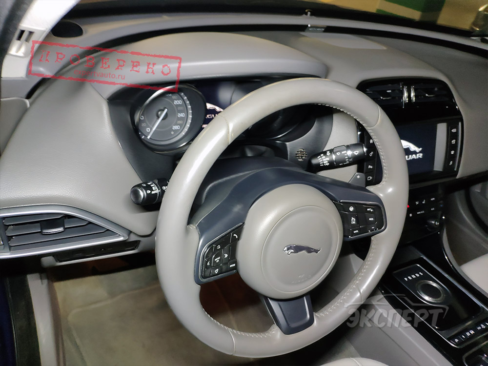Салон Jaguar XE