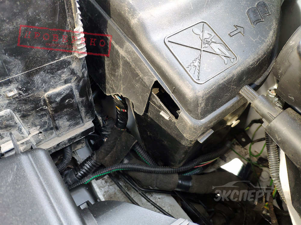 Сломана крышка предохранителей Peugeot Partner 2