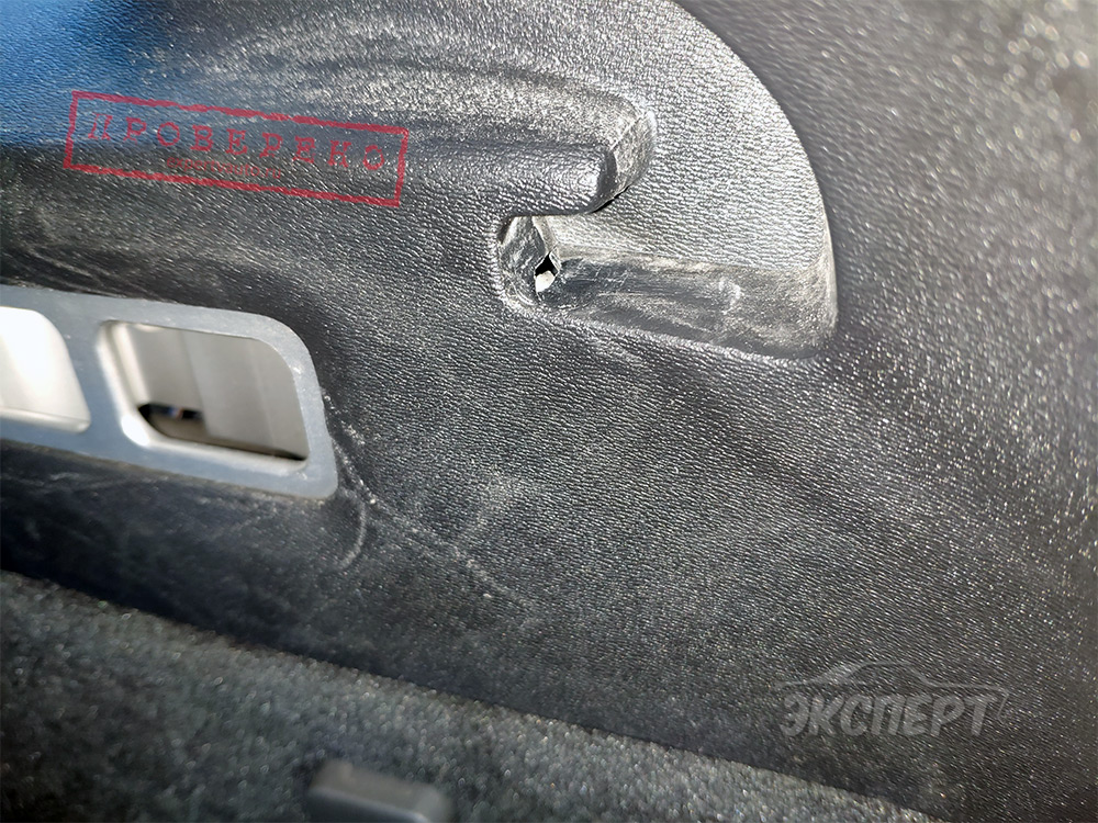 Дырка в обшивке багажника Volvo XC70 II